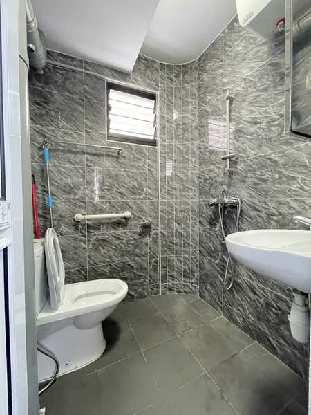 109 Serangoon North Avenue 1, 109 Serangoon North Avenue 1, Room Rental, 120 sqft, HDB Flat For Rent, by Amber Wood, 500102182 - Bathroom - PropertyGuru.com.sg