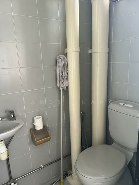 81 Commonwealth Close, 81 Commonwealth Close, 2 Bedrooms, 646 sqft, HDB Flat For Rent, by James Chang, 500102183 - Bathroom - PropertyGuru.com.sg