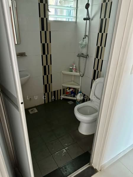 10A Bendemeer Light, 10A Bendemeer Road, 3 Bedrooms, 1,001 sqft, HDB Flat For Rent, by Lucas Gooi, 500102190 - Bathroom - PropertyGuru.com.sg