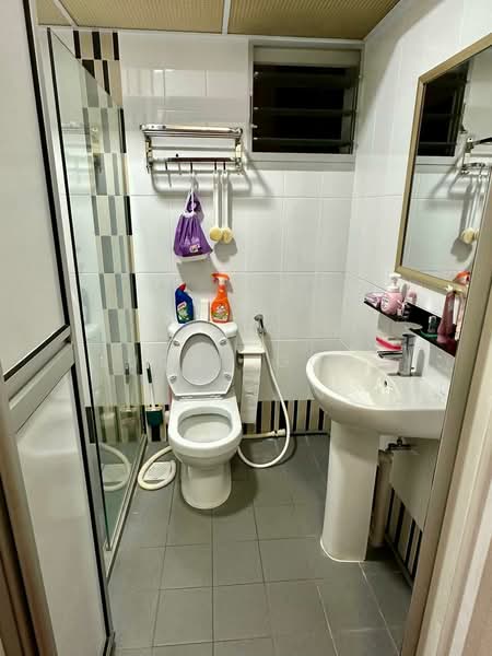 10A Bendemeer Light, 10A Bendemeer Road, 3 Bedrooms, 1,001 sqft, HDB Flat For Rent, by Lucas Gooi, 500102190 - Bathroom - PropertyGuru.com.sg