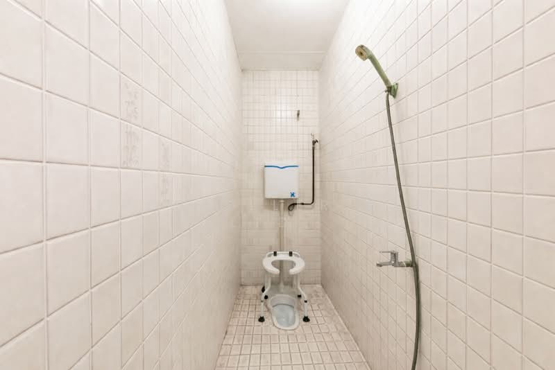 Lakepoint Condo, 2 Lakepoint Drive, 3 Bedrooms, 2,217 sqft, Condominium For Sale, by Warren Chan, 500102210 - Bathroom - PropertyGuru.com.sg