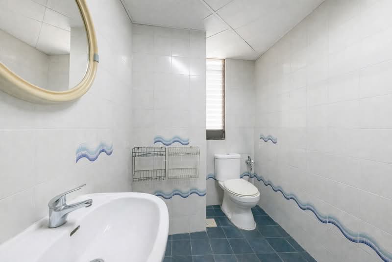 Lakepoint Condo, 2 Lakepoint Drive, 3 Bedrooms, 2,217 sqft, Condominium For Sale, by Warren Chan, 500102210 - Bathroom - PropertyGuru.com.sg