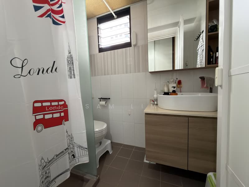 263 Toa Payoh Apex, 263 Toa Payoh East, 2 Bedrooms, 732 sqft, HDB Flat For Sale, by Sam Lim, 500102221 - Bathroom - PropertyGuru.com.sg