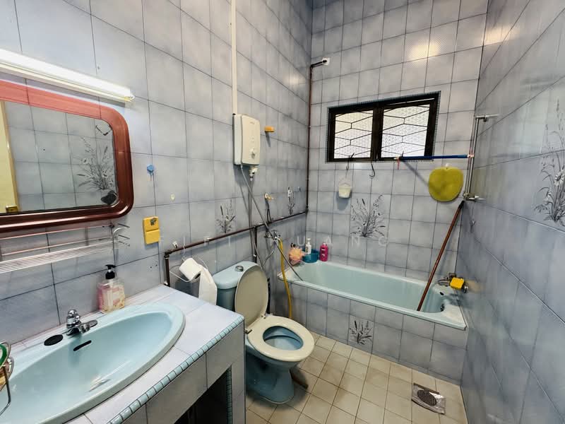 Toh Drive, , 5 Bedrooms, 3,500 sqft, Detached House For Rent, by Fifi Huang, 500102282 - Bathroom - PropertyGuru.com.sg