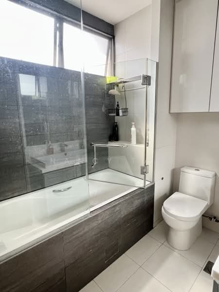 Lor K Telok Kurau, Lor K Telok Kurau, 4 Bedrooms, 3,000 sqft, Terraced House For Rent, by Nancy Tan, 500102283 - Master Bathroom - PropertyGuru.com.sg