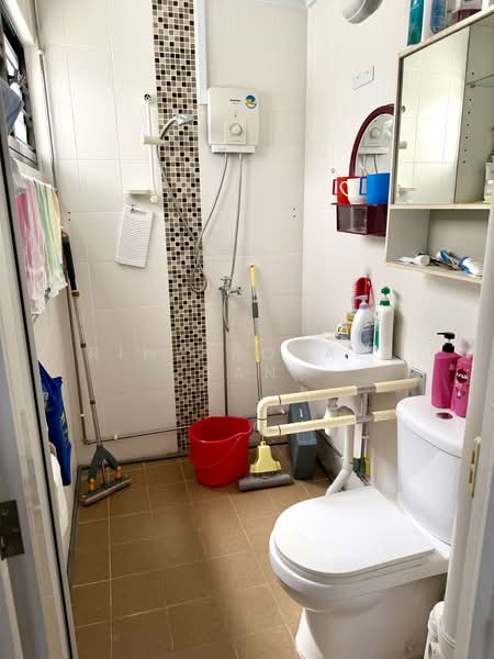 445 Tampines Street 42, 445 Tampines Street 42, 3 Bedrooms, 890 sqft, HDB Flat For Rent, by Rina Royale Tan, 500102296 - Bathroom - PropertyGuru.com.sg