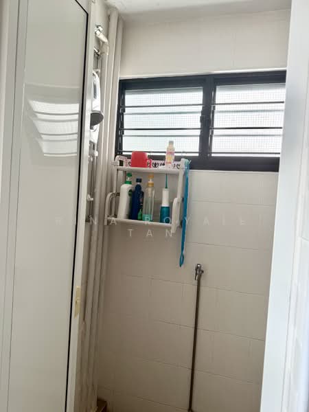 445 Tampines Street 42, 445 Tampines Street 42, 3 Bedrooms, 890 sqft, HDB Flat For Rent, by Rina Royale Tan, 500102296 - Bathroom - PropertyGuru.com.sg