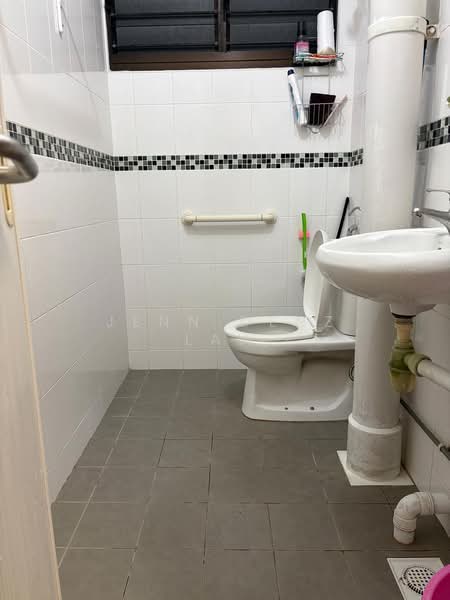 206 Tampines Street 21, 206 Tampines Street 21, 2 Bedrooms, 850 sqft, HDB Flat For Sale, by Jenn Denz Law, 500102315 - Bathroom - PropertyGuru.com.sg