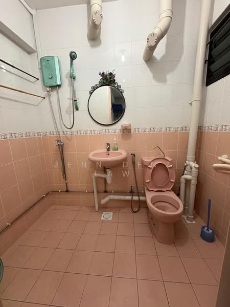 206 Tampines Street 21, 206 Tampines Street 21, 2 Bedrooms, 850 sqft, HDB Flat For Sale, by Jenn Denz Law, 500102315 - Bathroom - PropertyGuru.com.sg
