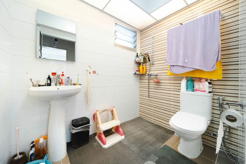 443A Bukit Batok West Avenue 8, 443A Bukit Batok West Avenue 8, 3 Bedrooms, 1,209 sqft, HDB Flat For Sale, by Zane Tan, 500102319 - Bathroom - PropertyGuru.com.sg