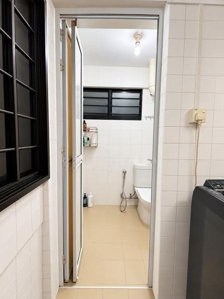 412 Hougang Avenue 10, 412 Hougang Avenue 10, Hougang / Punggol / Sengkang, Room Rental, 100 sqft, HDB Flat For Rent, by Roy Ezra Koh, 500102337 - Bathroom - PropertyGuru.com.sg