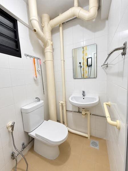 412 Hougang Avenue 10, 412 Hougang Avenue 10, Hougang / Punggol / Sengkang, Room Rental, 100 sqft, HDB Flat For Rent, by Roy Ezra Koh, 500102337 - Bathroom - PropertyGuru.com.sg