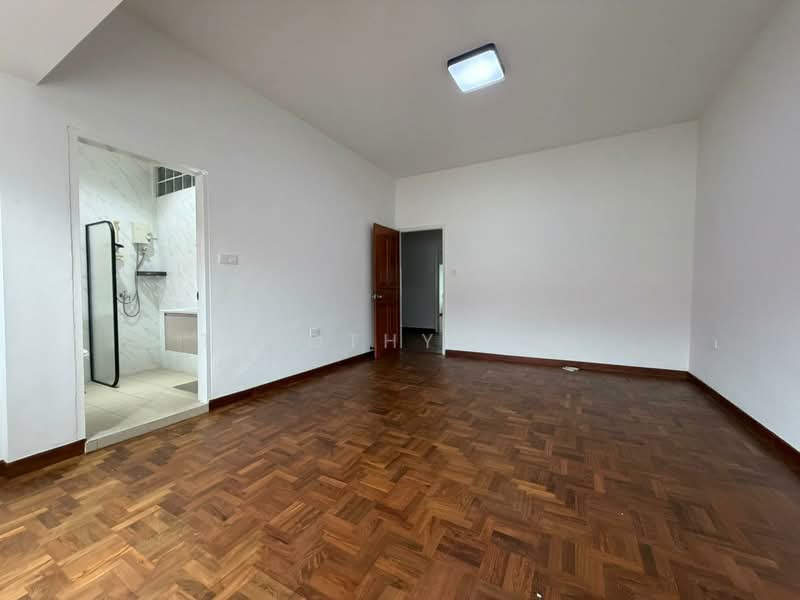 3 BEDROOM PLUS HELPER INTER-TERRACE NEAR BARTLEY MRT FOR RENT, Jalan Bunga Rampai, Bunga Rampai Place, Upper Paya Lebar Road, 3 Bedrooms, 2,156 sqft, Terraced House For Rent, by Timothy Tan, 500102340 - Bathroom - PropertyGuru.com.sg