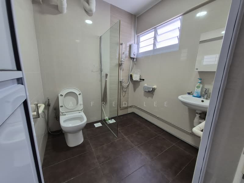 138 Lorong Ah Soo, 138 Lorong Ah Soo, 2 Bedrooms, 1,108 sqft, HDB Flat For Rent, by Alfred Lee, 500102420 - Bathroom - PropertyGuru.com.sg