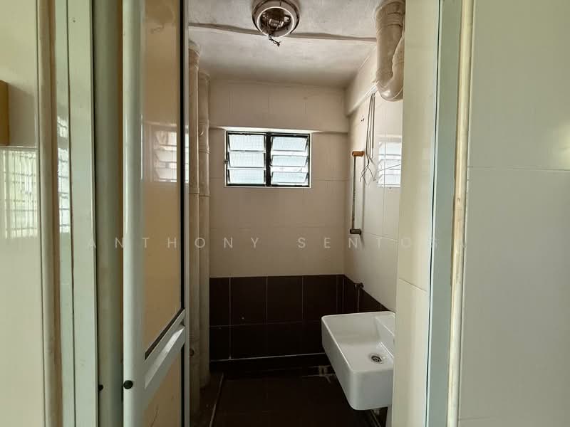 118 Lorong 1 Toa Payoh, 118 Lorong 1 Toa Payoh, 2 Bedrooms, 700 sqft, HDB Flat For Sale, by Anthony Sentosa, 500102436 - Bathroom - PropertyGuru.com.sg