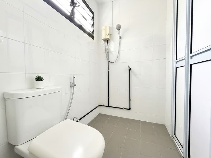 231 Serangoon Avenue 3, 231 Serangoon Avenue 3, 3 Bedrooms, 1,119 sqft, HDB Flat For Sale, by Fai Muni, 500102448 - Bathroom - PropertyGuru.com.sg