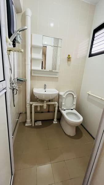 443 Ang Mo Kio Avenue 10, 443 Ang Mo Kio Avenue 10, 2 Bedrooms, 721 sqft, HDB Flat For Sale, by Adeline Chin, 500102480 - Bathroom - PropertyGuru.com.sg