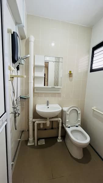 443 Ang Mo Kio Avenue 10, 443 Ang Mo Kio Avenue 10, 2 Bedrooms, 721 sqft, HDB Flat For Sale, by Adeline Chin, 500102480 - Bathroom - PropertyGuru.com.sg