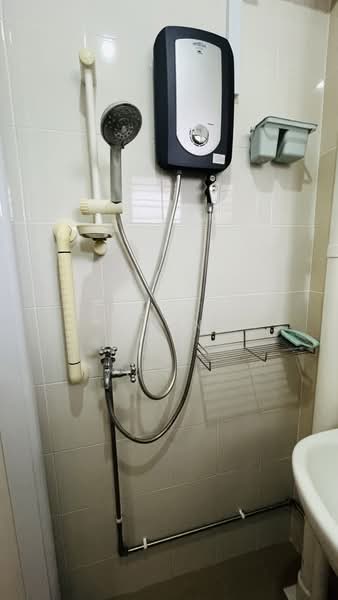 443 Ang Mo Kio Avenue 10, 443 Ang Mo Kio Avenue 10, 2 Bedrooms, 721 sqft, HDB Flat For Sale, by Adeline Chin, 500102480 - Bathroom - PropertyGuru.com.sg
