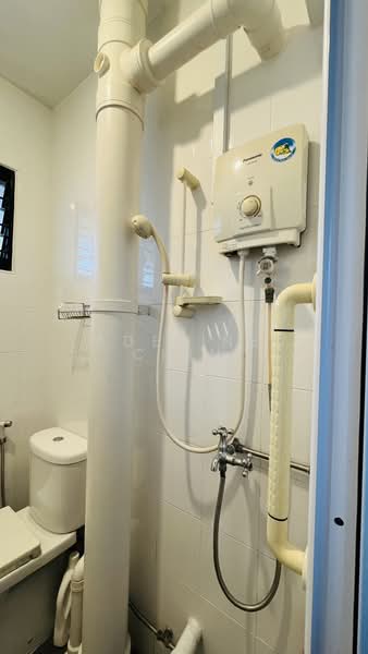 443 Ang Mo Kio Avenue 10, 443 Ang Mo Kio Avenue 10, 2 Bedrooms, 721 sqft, HDB Flat For Sale, by Adeline Chin, 500102480 - Bathroom - PropertyGuru.com.sg