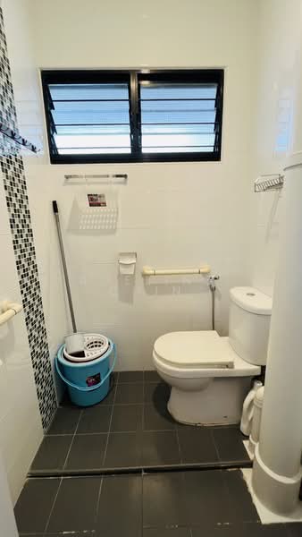 443 Ang Mo Kio Avenue 10, 443 Ang Mo Kio Avenue 10, 2 Bedrooms, 721 sqft, HDB Flat For Sale, by Adeline Chin, 500102480 - Bathroom - PropertyGuru.com.sg