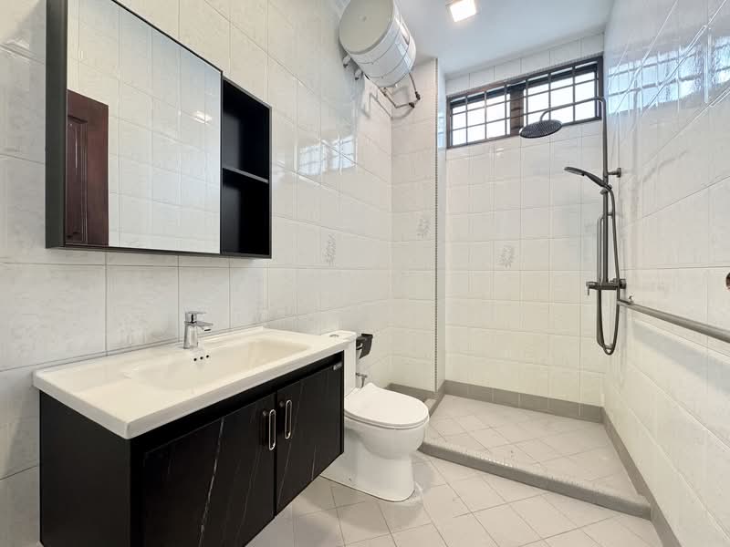 Serangoon Garden Estate, Crowhurst Drive, 5 Bedrooms, 5,000 sqft, Semi-Detached House For Rent, by Rebecca Tan, 500102591 - Common Bathroom - PropertyGuru.com.sg