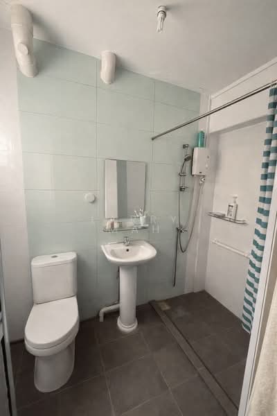 241 Hougang Street 22, 241 Hougang Street 22, 2 Bedrooms, 829 sqft, HDB Flat For Sale, by Larry Mah, 500102609 - Bathroom - PropertyGuru.com.sg