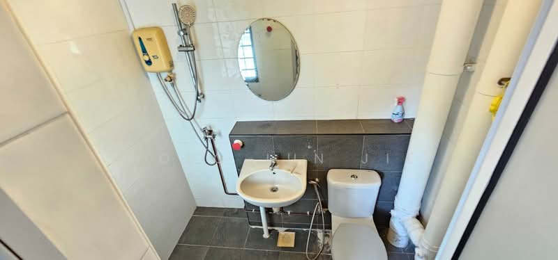 19 Queen's Close, 19 Queen's Close, 3 Bedrooms, 1,152 sqft, HDB Flat For Sale, by Wong Jun Jie, 500102618 - Bathroom - PropertyGuru.com.sg