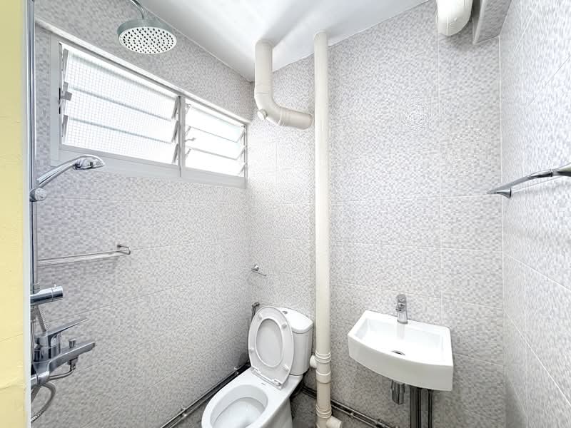 703 Hougang Avenue 2, 703 Hougang Avenue 2, 2 Bedrooms, 721 sqft, HDB Flat For Sale, by Venelyn Ong, 500102636 - Bathroom - PropertyGuru.com.sg
