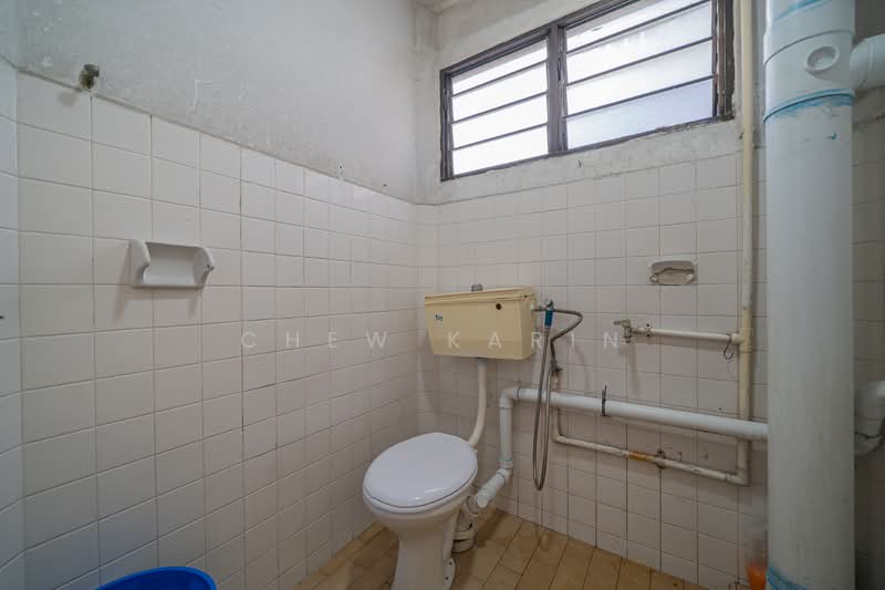 307 Bukit Batok Street 31, 307 Bukit Batok Street 31, 3 Bedrooms, 1,001 sqft, HDB Flat For Sale, by Chew Karin, 500102640 - Bathroom - PropertyGuru.com.sg