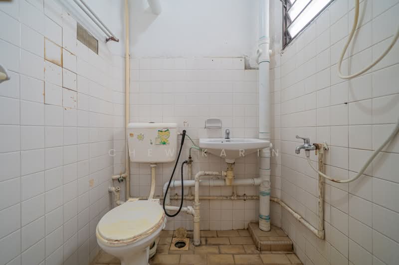 307 Bukit Batok Street 31, 307 Bukit Batok Street 31, 3 Bedrooms, 1,001 sqft, HDB Flat For Sale, by Chew Karin, 500102640 - Kitchen Bathroom - PropertyGuru.com.sg