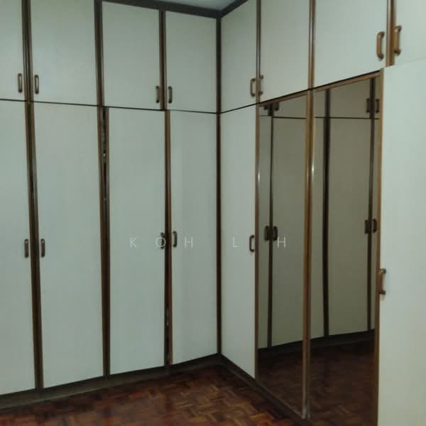 Ivory Heights, 122 Jurong East Street 13, 3 Bedrooms, 1,688 sqft, Condominium For Sale, by Koh L H, 500102643 - First common bedroom wardrobe - PropertyGuru.com.sg