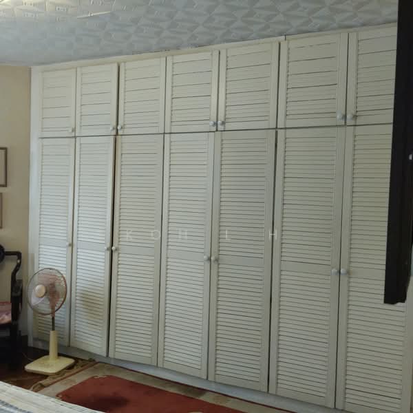 Ivory Heights, 122 Jurong East Street 13, 3 Bedrooms, 1,688 sqft, Condominium For Sale, by Koh L H, 500102643 - Master bedroom wardrobe - PropertyGuru.com.sg