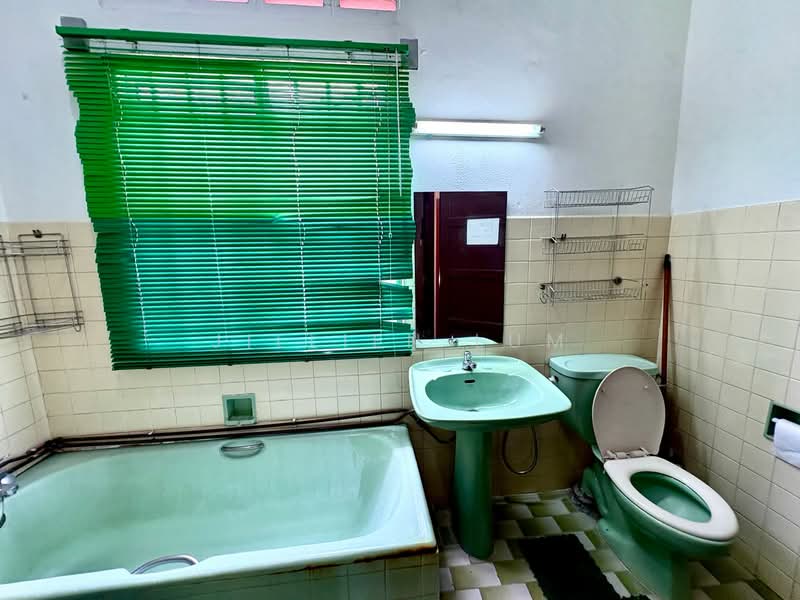 Simon Place, Simon Place, 4 Bedrooms, 2,600 sqft, Corner Terrace For Sale, by Jillien Lum, 500102667 - Bathroom - PropertyGuru.com.sg