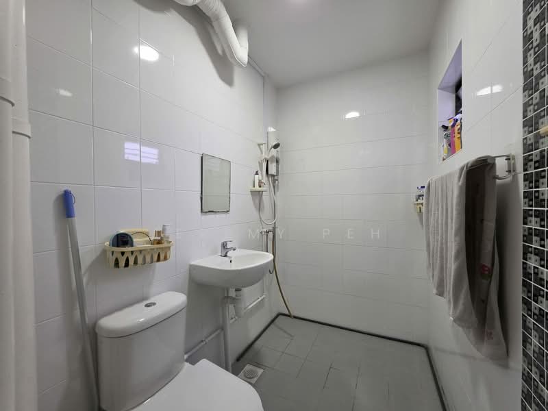 319 Woodlands Street 31, 319 Woodlands Street 31, 3 Bedrooms, 1,108 sqft, HDB Flat For Sale, by Jeremy Peh, 500102695 - Bathroom - PropertyGuru.com.sg