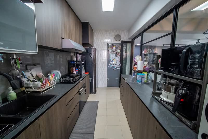 443A Bukit Batok West Avenue 8, 443A Bukit Batok West Avenue 8, 3 Bedrooms, 1,205 sqft, HDB Flat For Sale, by KENNETH CHUA, 500102719 - Kitchen - PropertyGuru.com.sg