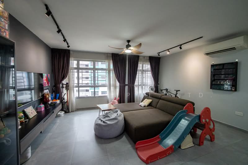 443A Bukit Batok West Avenue 8, 443A Bukit Batok West Avenue 8, 3 Bedrooms, 1,205 sqft, HDB Flat For Sale, by KENNETH CHUA, 500102719 - Living Room - PropertyGuru.com.sg