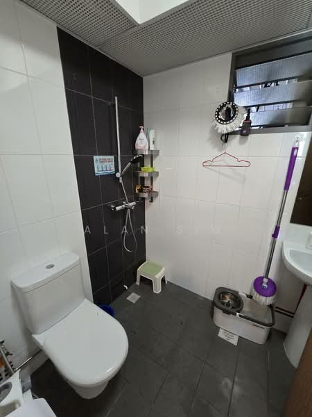 314A Punggol Way, 314A Punggol Way, 3 Bedrooms, 1,001 sqft, HDB Flat For Sale, by Alan Sim, 500102816 - Bathroom - PropertyGuru.com.sg