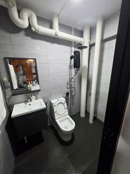 283 Toh Guan Road, 283 Toh Guan Road, 3 Bedrooms, 1,001 sqft, HDB Flat For Rent, by Nasser A L, 500102819 - Common Bathroom - PropertyGuru.com.sg