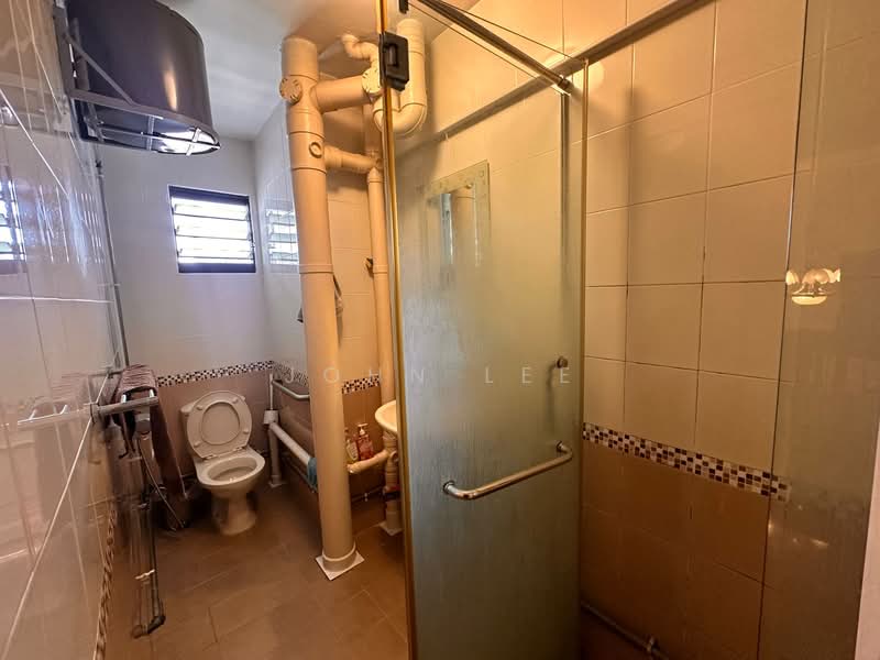 405 Jurong West Street 42, 405 Jurong West Street 42, 4 Bedrooms, 1,604 sqft, HDB Flat For Sale, by John Lee, 500102853 - Bathroom - PropertyGuru.com.sg