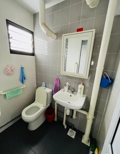 229 Jurong East Street 21, 229 Jurong East Street 21, 2 Bedrooms, 721 sqft, HDB Flat For Sale, by Jason Oon, 500102898 - Bathroom - PropertyGuru.com.sg