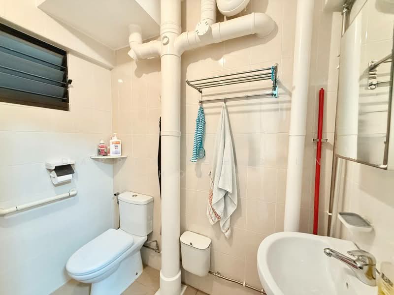 143 Lorong Ah Soo, 143 Lorong Ah Soo, 3 Bedrooms, 1,162 sqft, HDB Flat For Sale, by Darren Koh Chun Hong, 500102915 - Bathroom - PropertyGuru.com.sg