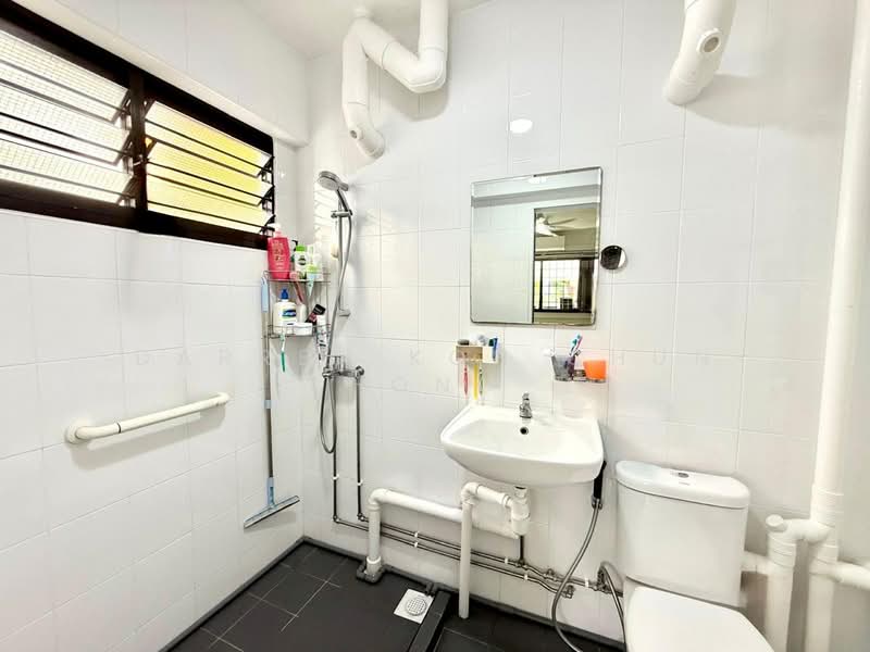 201 Bukit Batok Street 21, 201 Bukit Batok Street 21, 3 Bedrooms, 1,119 sqft, HDB Flat For Sale, by Darren Koh Chun Hong, 500102921 - Bathroom - PropertyGuru.com.sg