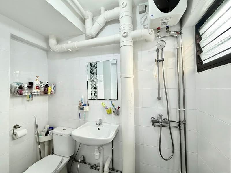201 Bukit Batok Street 21, 201 Bukit Batok Street 21, 3 Bedrooms, 1,119 sqft, HDB Flat For Sale, by Darren Koh Chun Hong, 500102921 - Bathroom - PropertyGuru.com.sg