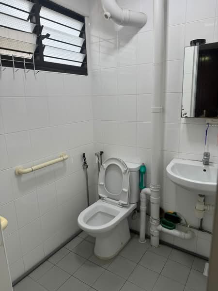 220 Yishun Street 21, 220 Yishun Street 21, 2 Bedrooms, 721 sqft, HDB Flat For Rent, by Ian Ho, 500102932 - Bathroom - PropertyGuru.com.sg