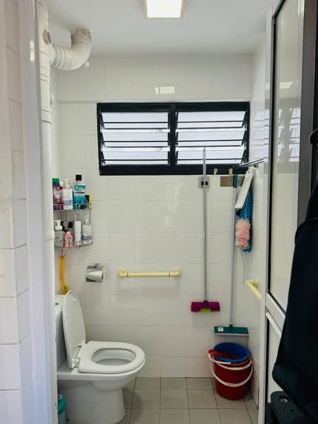 220 Yishun Street 21, 220 Yishun Street 21, 2 Bedrooms, 721 sqft, HDB Flat For Rent, by Ian Ho, 500102932 - Bathroom - PropertyGuru.com.sg