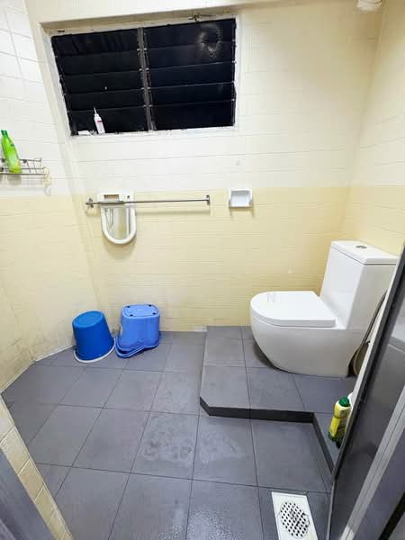 339 Jurong East Avenue 1, 339 Jurong East Avenue 1, 3 Bedrooms, 1,119 sqft, HDB Flat For Sale, by Kumar N, 500102942 - Bathroom - PropertyGuru.com.sg