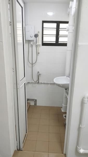 133 Jalan Bukit Merah, 133 Jalan Bukit Merah, 2 Bedrooms, 650 sqft, HDB Flat For Rent, by Nazeer Hussain, 500102959 - Bathroom - PropertyGuru.com.sg