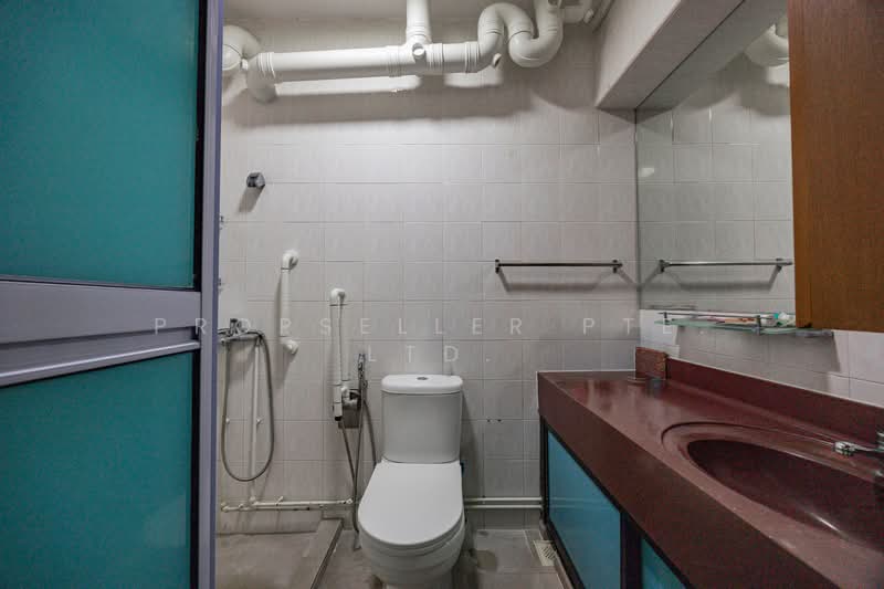 967 Hougang Avenue 9, 967 Hougang Avenue 9, 4 Bedrooms, 1,474 sqft, HDB Flat For Sale, by Florence Ho, 500102991 - Bathroom - PropertyGuru.com.sg