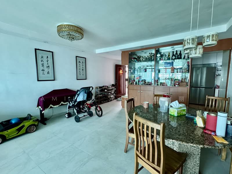 186 Punggol Central, 186 Punggol Central, 4 Bedrooms, 1,377 sqft, HDB Flat For Sale, by Amilia Toh 卓翰丽, 500102995 - Living Room - PropertyGuru.com.sg